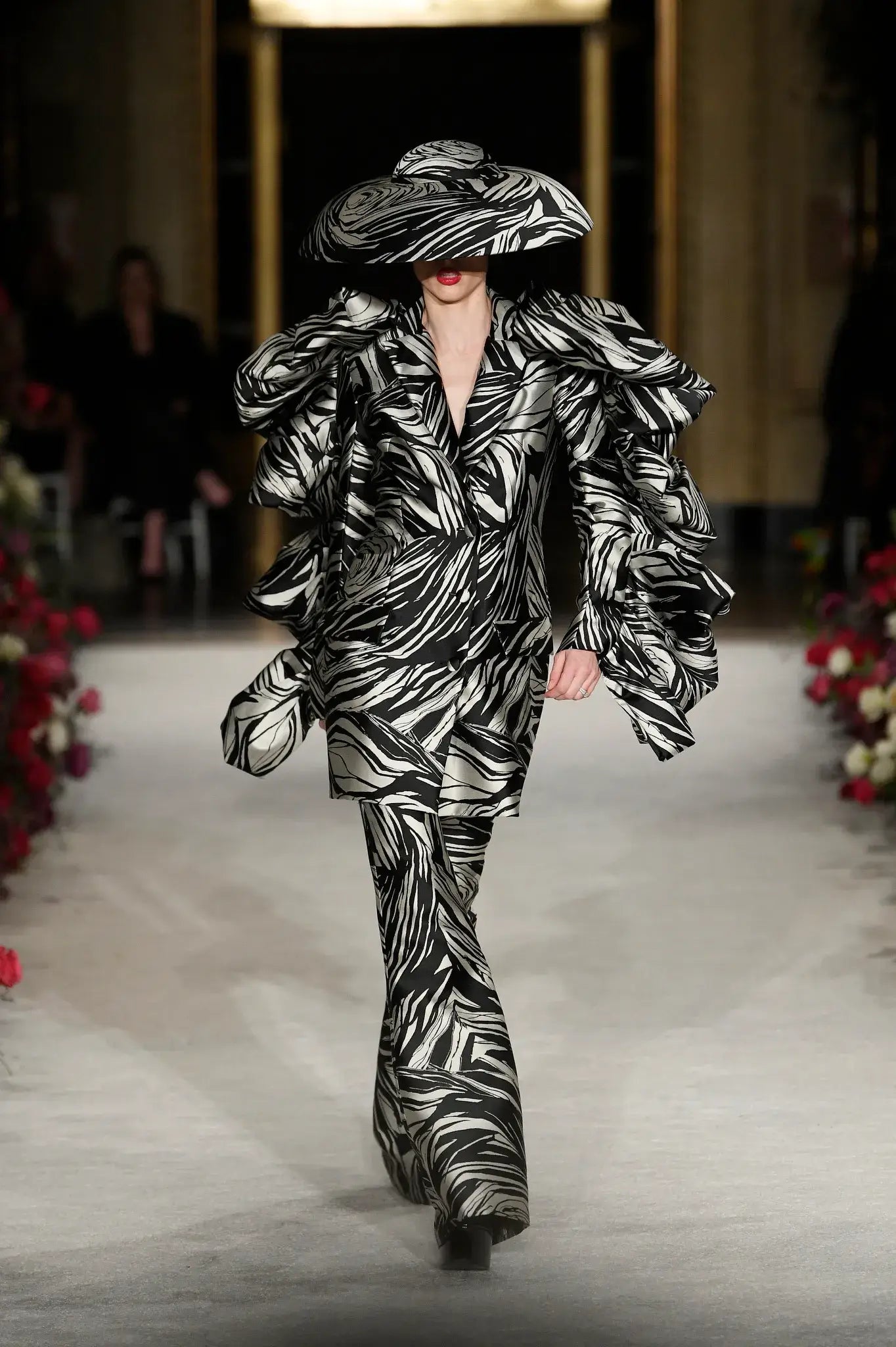 A picture of a model on the catwalk for  Christian Siriano FW 2023.
