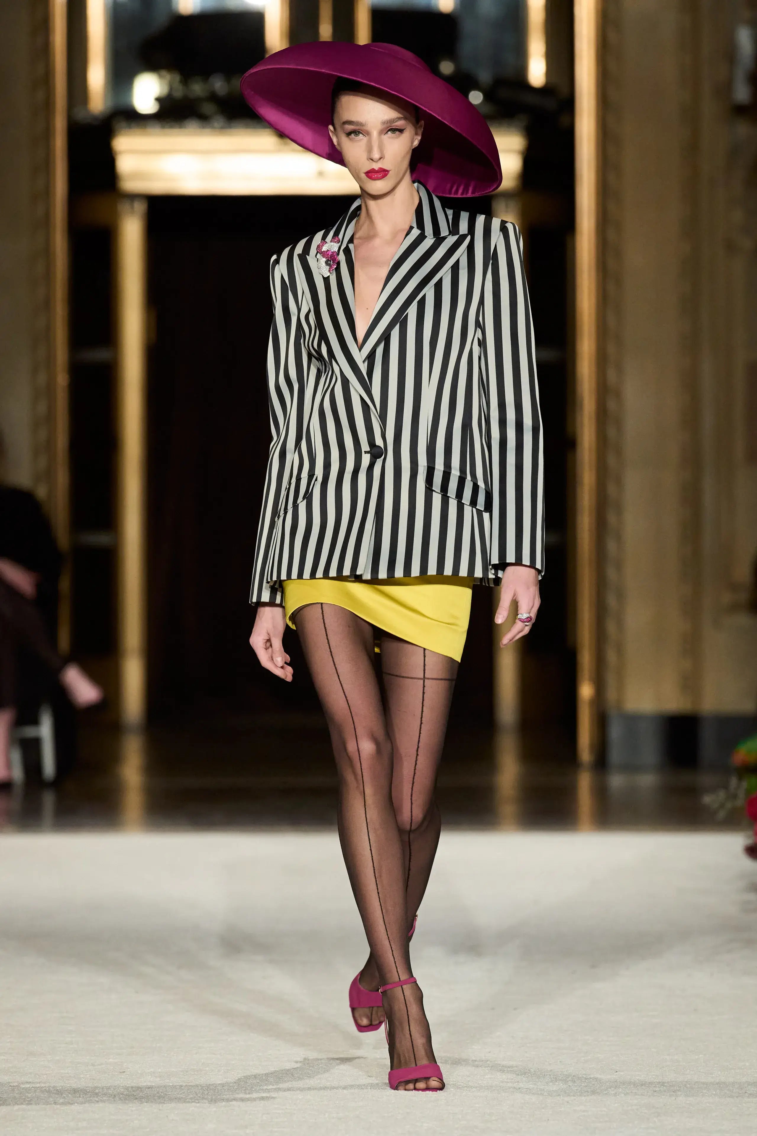 A picture of a model on the catwalk for  Christian Siriano FW 2023.