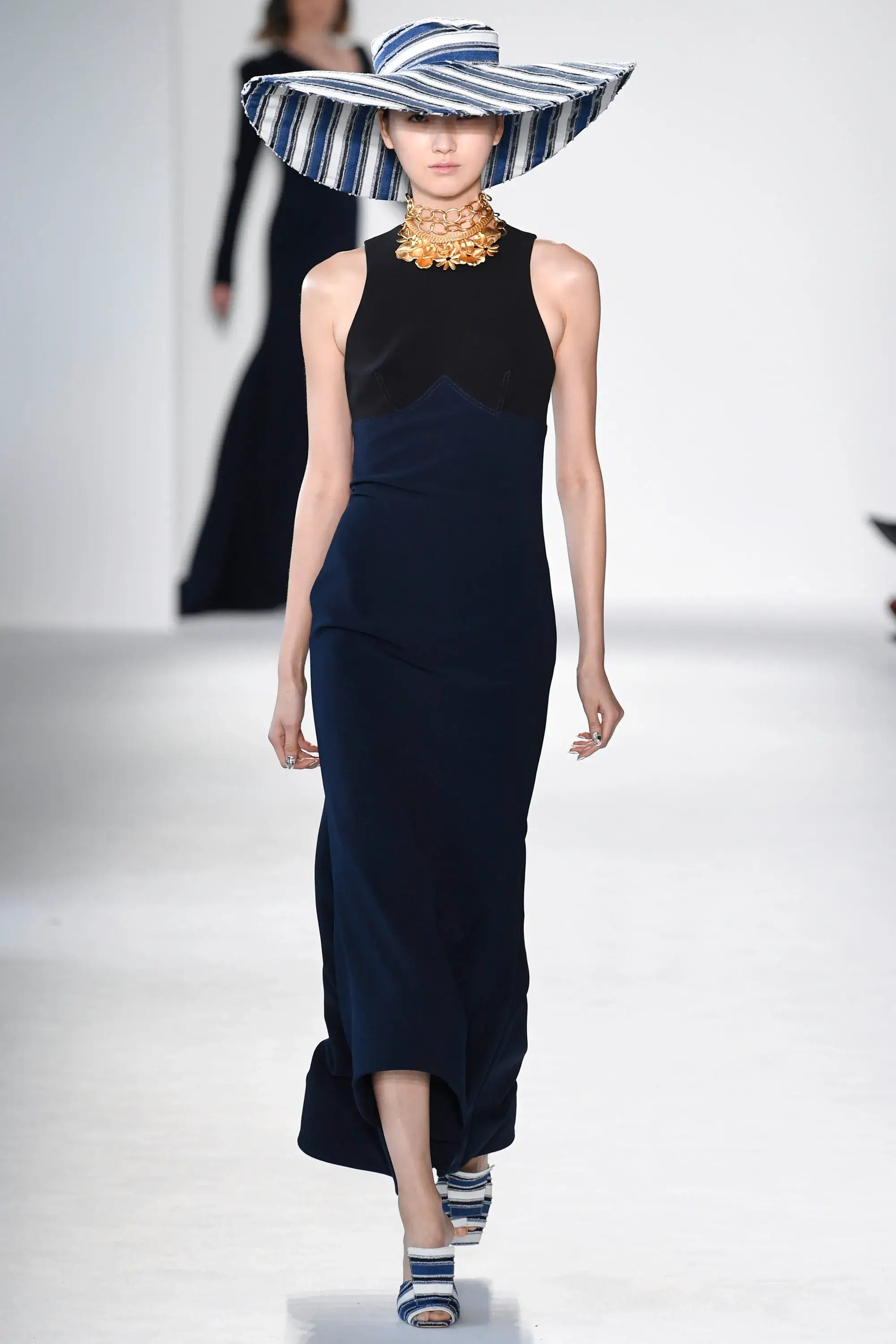 A picture of a model on the catwalk for  Christian Siriano SS 2018.