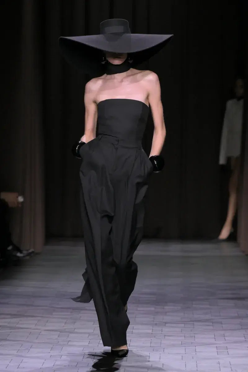 A picture of a model on the catwalk for Nina Ricci SS 2025.