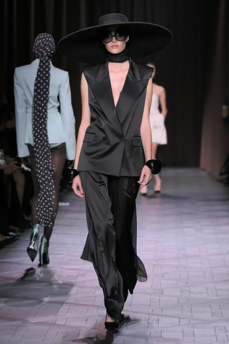 A picture of a model on the catwalk for Nina Ricci SS 2025.