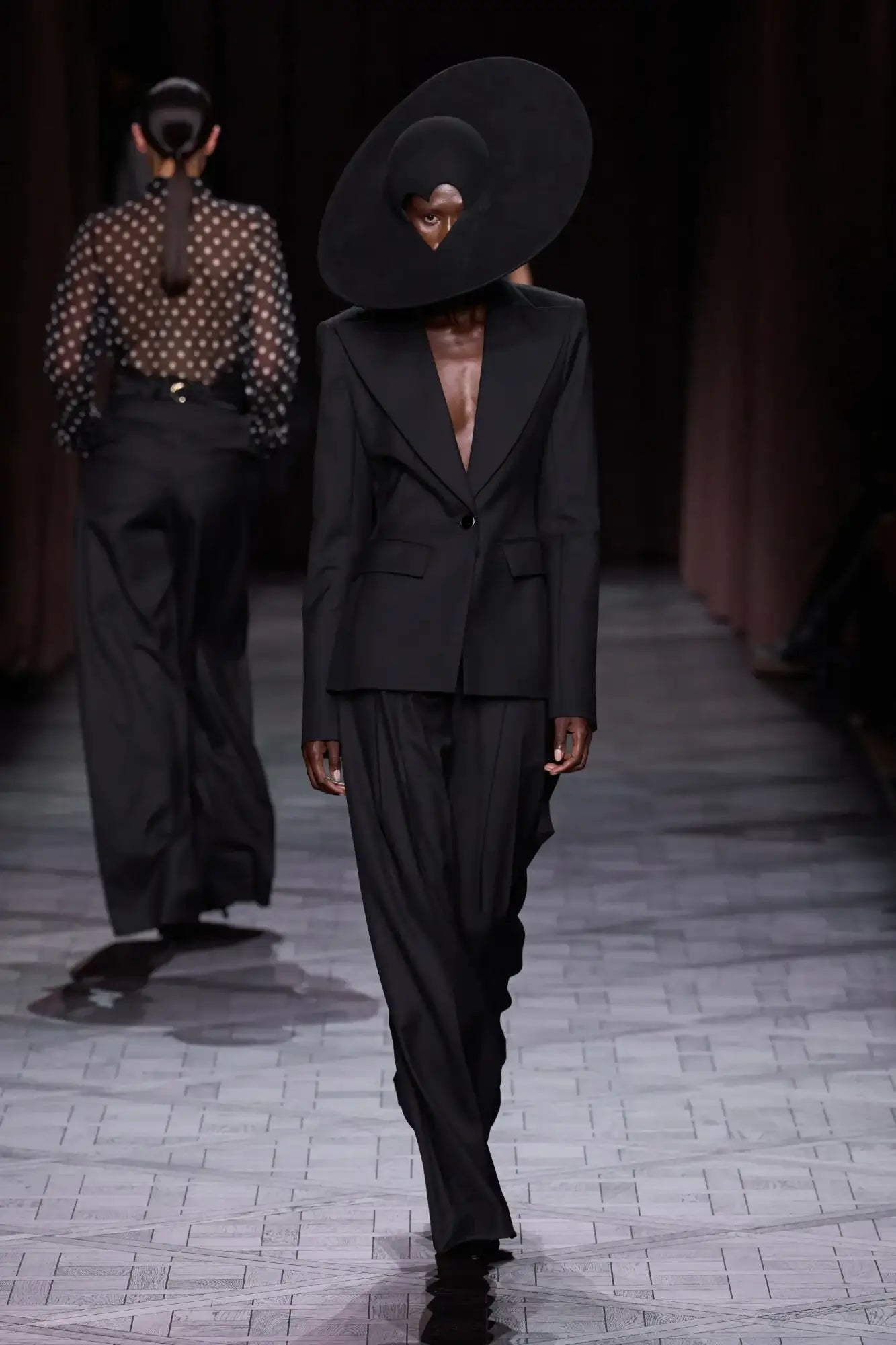 A picture of a model on the catwalk for Nina Ricci SS 2025.