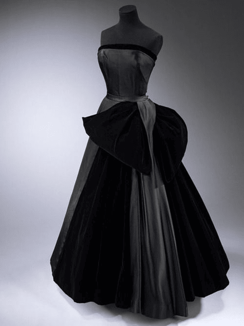 A picture of Christian Dior's Cygnette Nior (Black Swan) gown. 