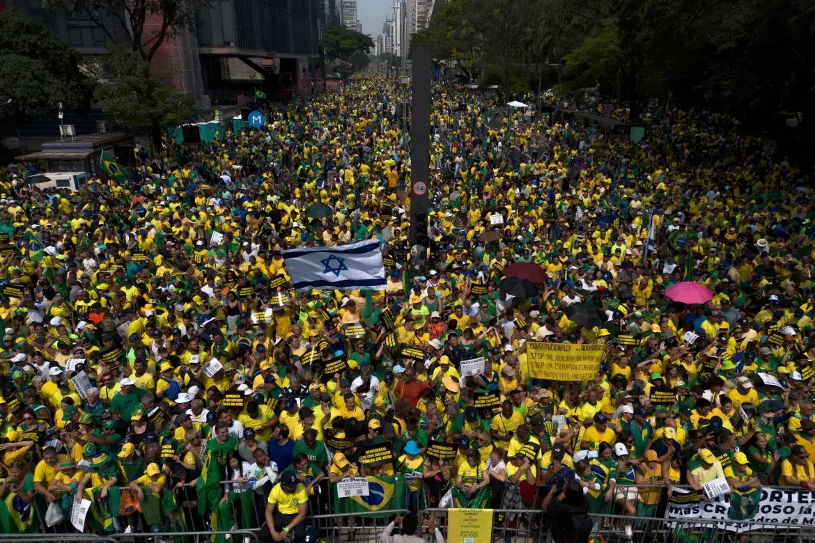 A picture of the Protests in Brazil where people wore yellow.