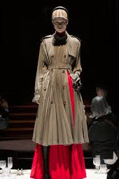 A picture of a model on the catwalk for the Burberry Autumn Winter 2022/2023 Catwalk show.