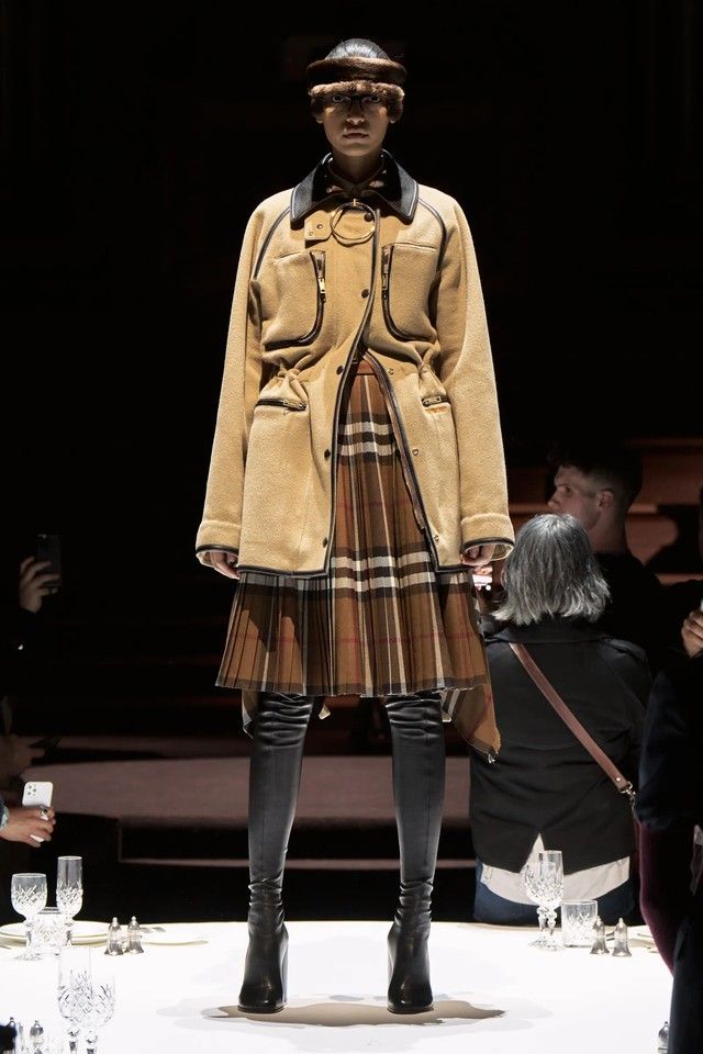 A picture of a model on the catwalk for the Burberry Autumn Winter 2022/2023 Catwalk show.
