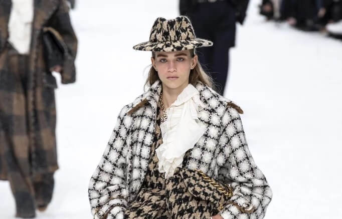 Load video: A video of the Fall Winter 2019 catwalk show by Chanel