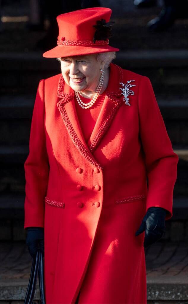 A picture of HRH Queen Elizabeth in a festive Christmas Day outfit.