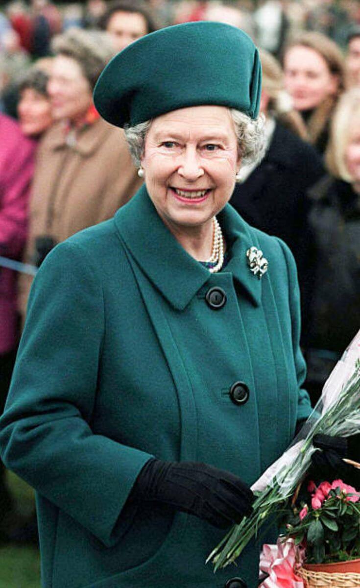 A picture of HRH Queen Elizabeth in a festive Christmas Day outfit.