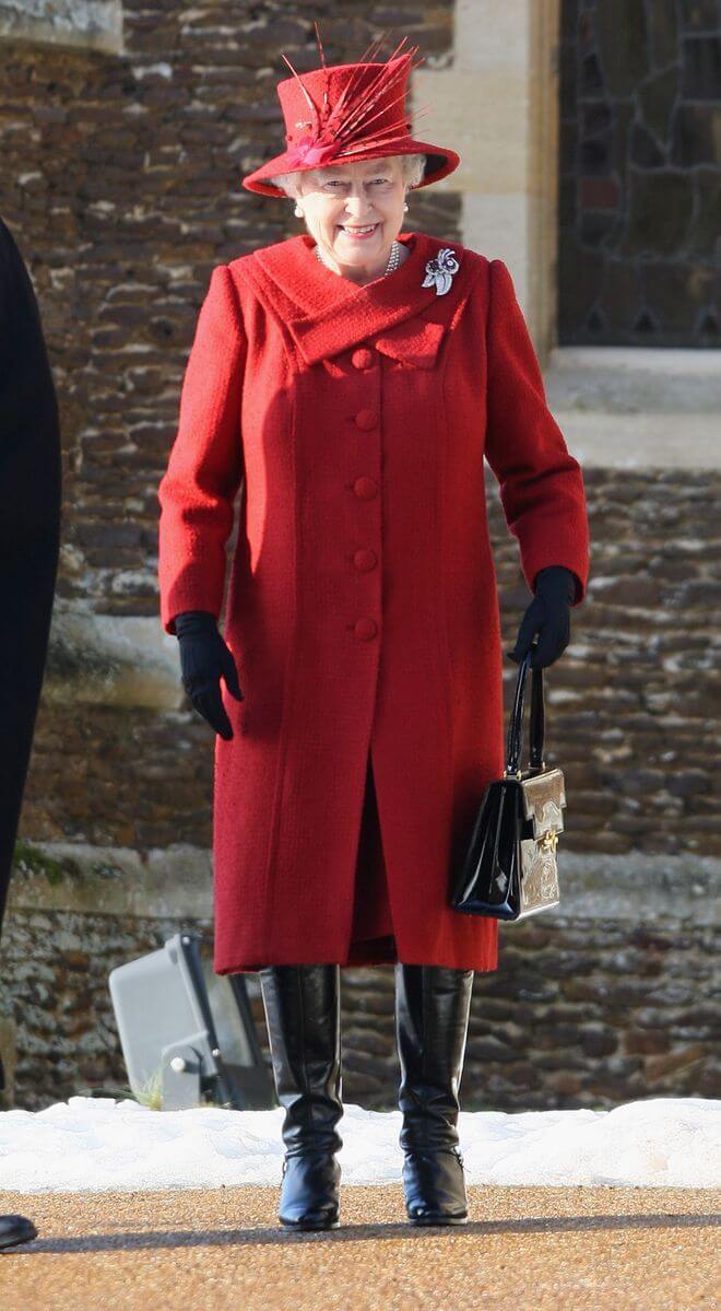 A picture of HRH Queen Elizabeth in a festive Christmas Day outfit.