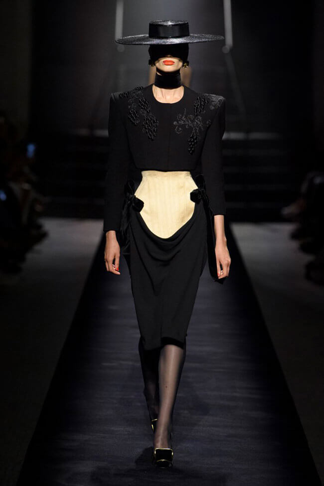 A picture of a model on the catwalk for Schiaparelli AW 2022.