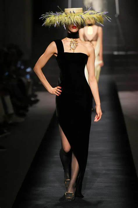 A picture of a model on the catwalk for Schiaparelli AW 2022.