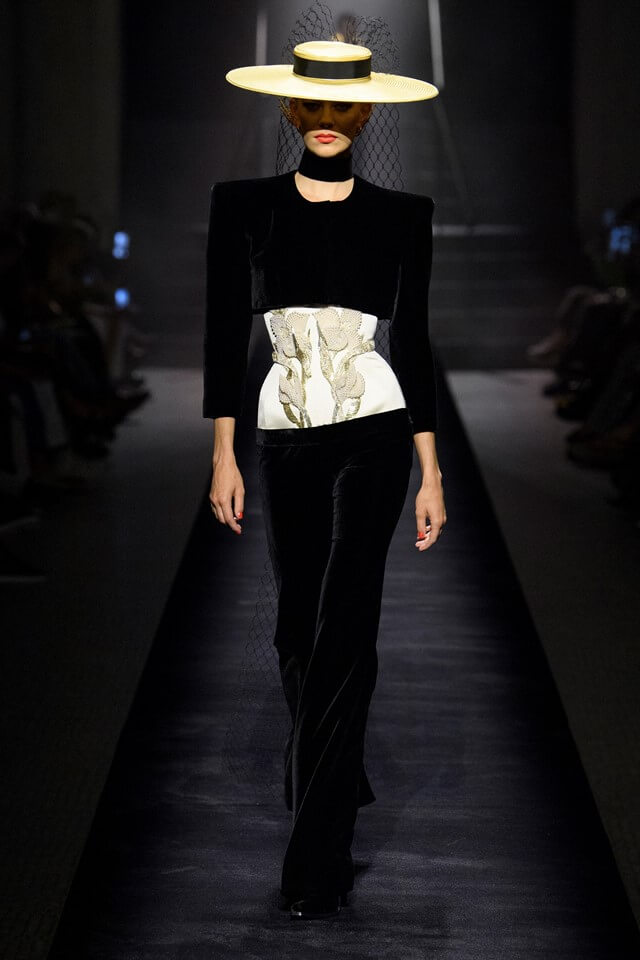 A picture of a model on the catwalk for Schiaparelli AW 2022.