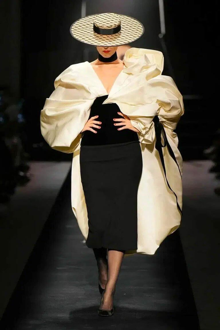 A picture of a model on the catwalk for Schiaparelli AW 2022.