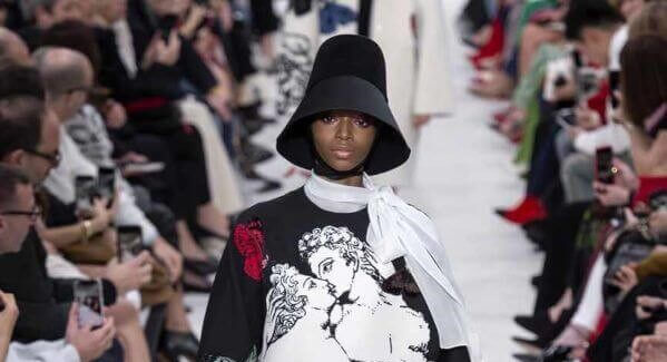 Load video: A video from the Fall Winter 2019 Catwalk Collection by Valentino