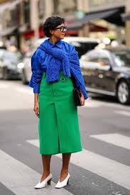 A picture of a woman wearing a blue and green outfit.